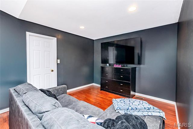 3851 Riverside Pointe Drive, Hazelwood, MO 63034