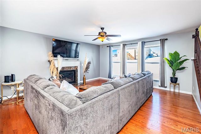 3851 Riverside Pointe Drive, Hazelwood, MO 63034