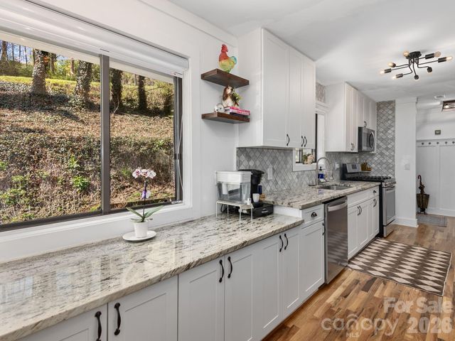 228 White Oak Road, Waynesville, NC 28785