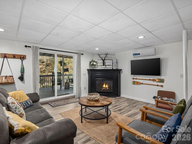 228 White Oak Road, Waynesville, NC 28785