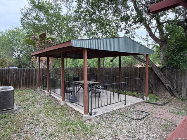 647 CYPRESSGREEN DR, San Antonio, TX 78245