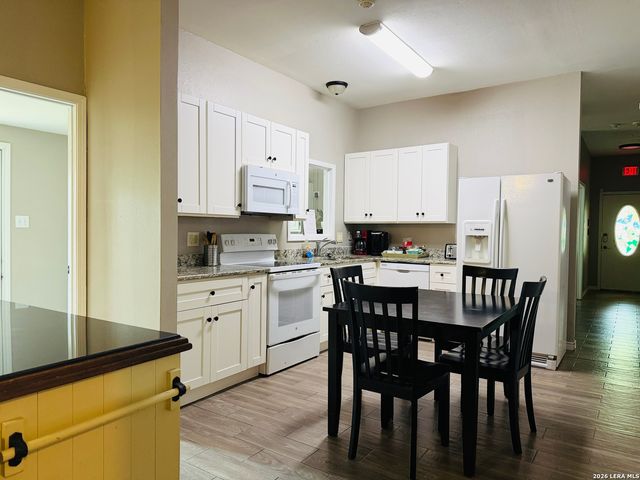 647 CYPRESSGREEN DR, San Antonio, TX 78245