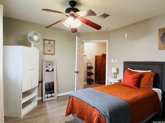 647 CYPRESSGREEN DR, San Antonio, TX 78245