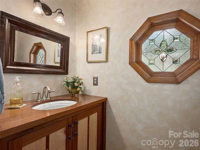 440 Sondley Woods Place, Asheville, NC 28805