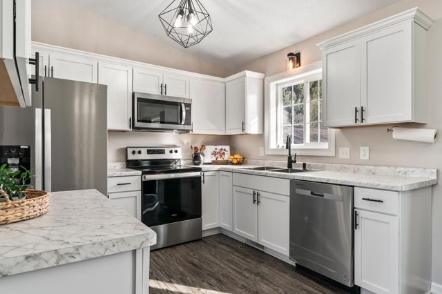 916 E Village Circle SE, Rochester, MN 55904