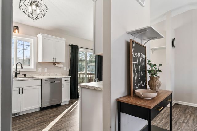 916 E Village Circle SE, Rochester, MN 55904