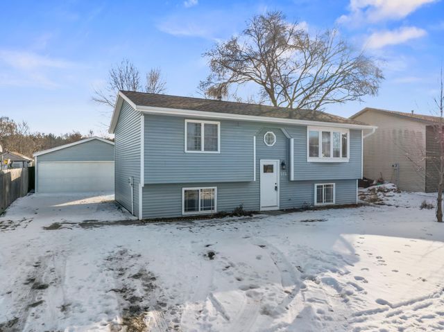 916 E Village Circle SE, Rochester, MN 55904