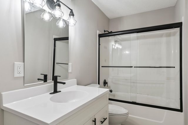 916 E Village Circle SE, Rochester, MN 55904