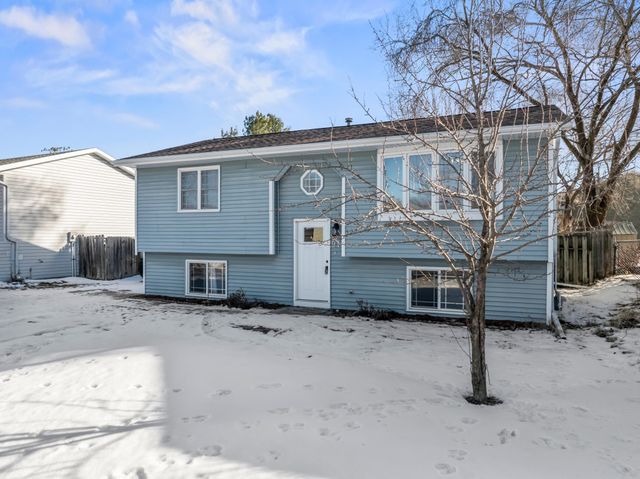916 E Village Circle SE, Rochester, MN 55904