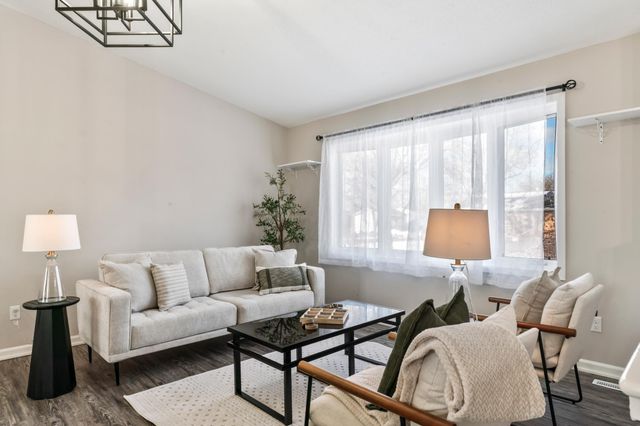 916 E Village Circle SE, Rochester, MN 55904