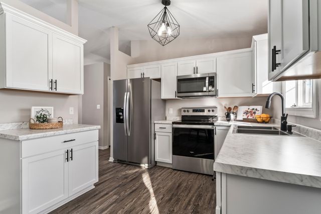 916 E Village Circle SE, Rochester, MN 55904