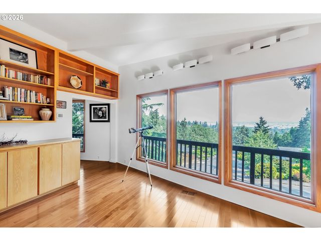 2610 HIGHLAND OAKS Dr, Eugene, OR 97405