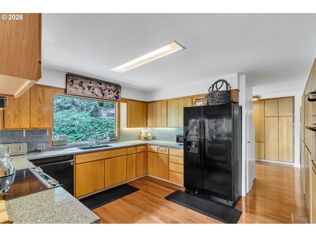 2610 HIGHLAND OAKS Dr, Eugene, OR 97405