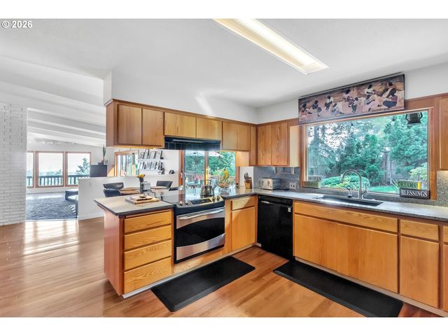 2610 HIGHLAND OAKS Dr, Eugene, OR 97405