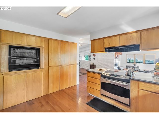 2610 HIGHLAND OAKS Dr, Eugene, OR 97405
