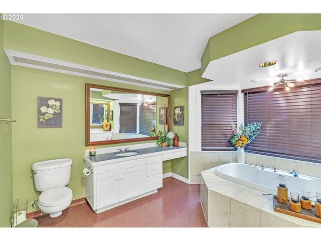 2610 HIGHLAND OAKS Dr, Eugene, OR 97405