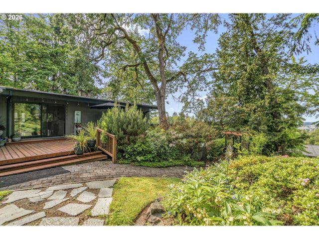 2610 HIGHLAND OAKS Dr, Eugene, OR 97405