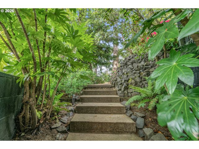 2610 HIGHLAND OAKS Dr, Eugene, OR 97405