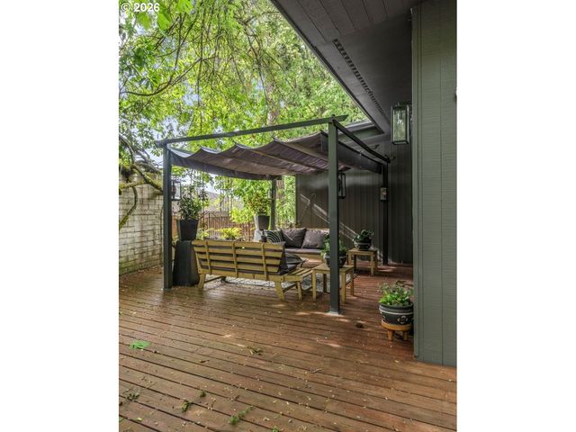 2610 HIGHLAND OAKS Dr, Eugene, OR 97405