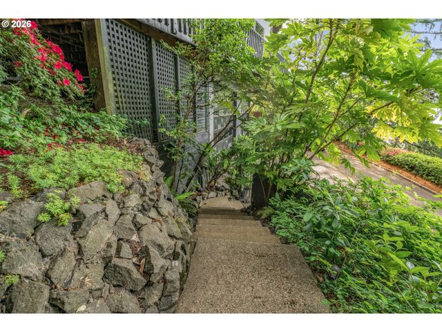 2610 HIGHLAND OAKS Dr, Eugene, OR 97405