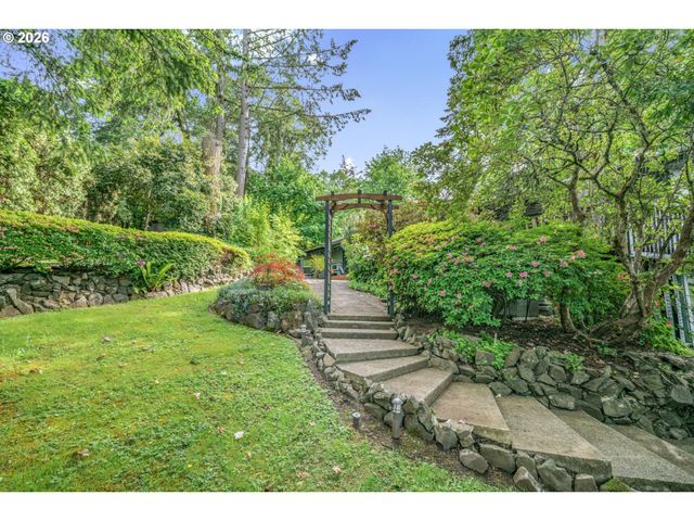2610 HIGHLAND OAKS Dr, Eugene, OR 97405