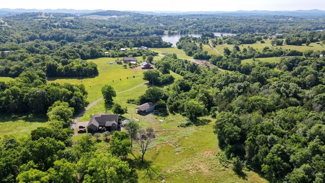335 Hankins Ln, Hartsville, TN 37074