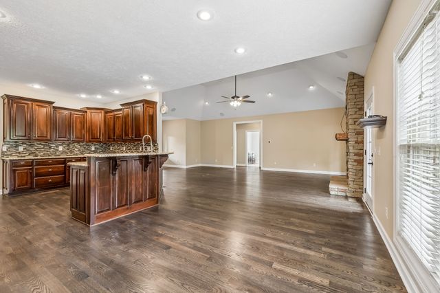 335 Hankins Ln, Hartsville, TN 37074