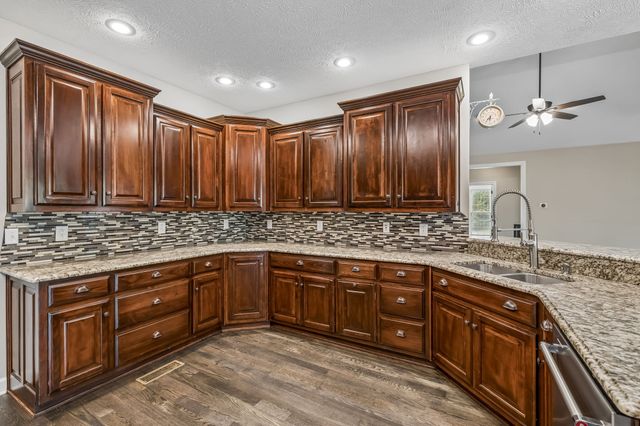 335 Hankins Ln, Hartsville, TN 37074