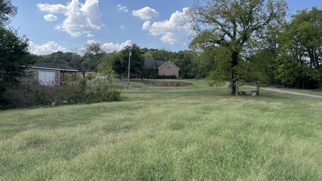 335 Hankins Ln, Hartsville, TN 37074