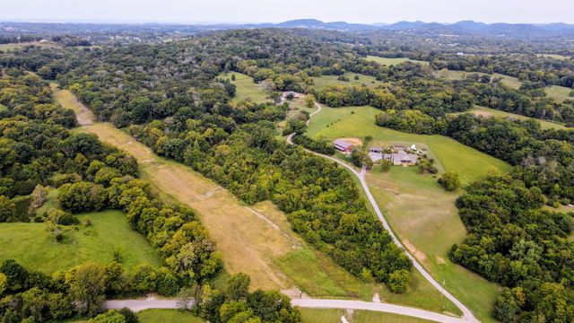 335 Hankins Ln, Hartsville, TN 37074