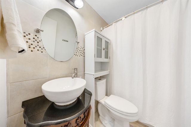 5921 NE 1st Avenue, Oakland Park, FL 33334