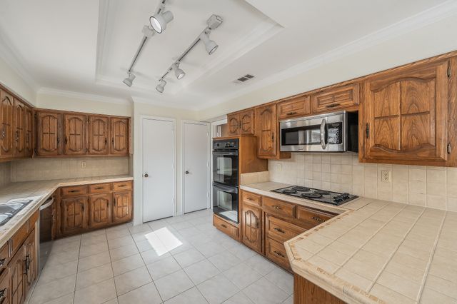 3020 Stonehenge Lane, Carrollton, TX 75006