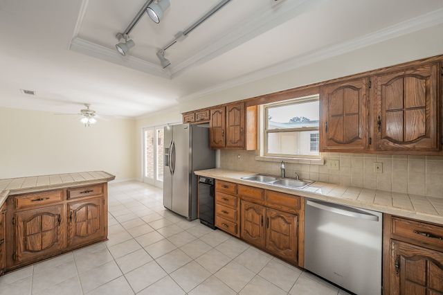 3020 Stonehenge Lane, Carrollton, TX 75006