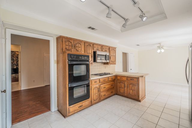 3020 Stonehenge Lane, Carrollton, TX 75006