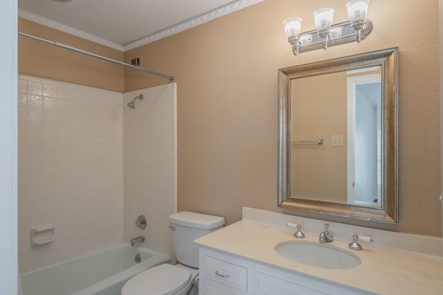 3020 Stonehenge Lane, Carrollton, TX 75006