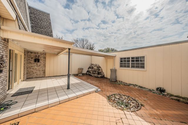 3020 Stonehenge Lane, Carrollton, TX 75006