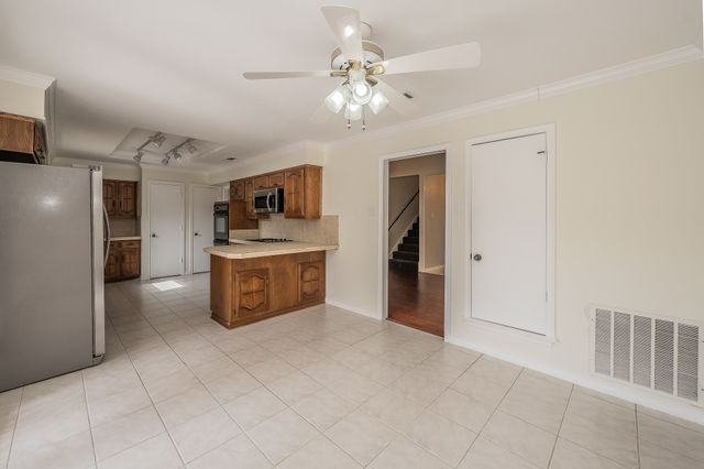 3020 Stonehenge Lane, Carrollton, TX 75006