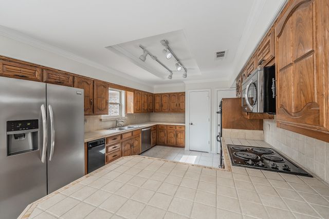 3020 Stonehenge Lane, Carrollton, TX 75006