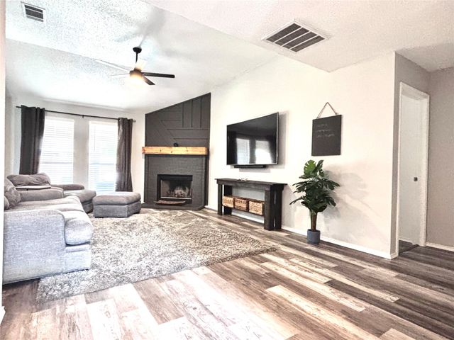700 Hummingbird Trail, Saginaw, TX 76131