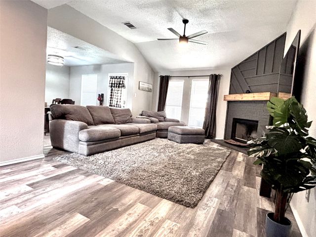 700 Hummingbird Trail, Saginaw, TX 76131