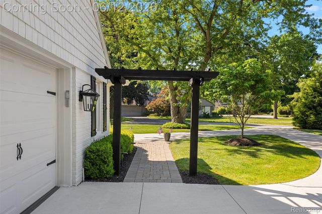 1276 Hillside Drive, Birmingham, MI 48009