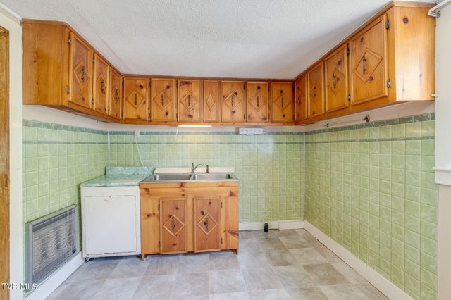 222 Smith Hollow Road, Church Hill, TN 37642