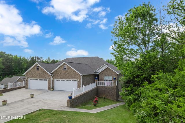 2027 Glacier Ave, Sevierville, TN 37862