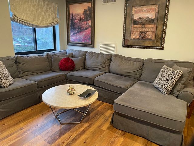 100 Ledgewood Dr 410, Stoneham, MA 02180