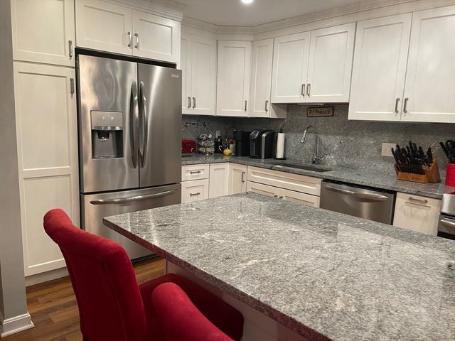 100 Ledgewood Dr 410, Stoneham, MA 02180