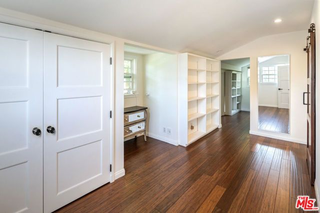 4051 Beverly Glen Boulevard, Sherman Oaks, CA 91423
