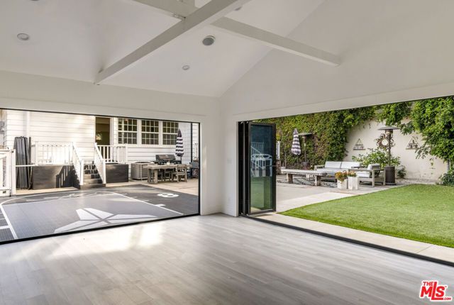 4051 Beverly Glen Boulevard, Sherman Oaks, CA 91423