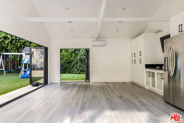 4051 Beverly Glen Boulevard, Sherman Oaks, CA 91423