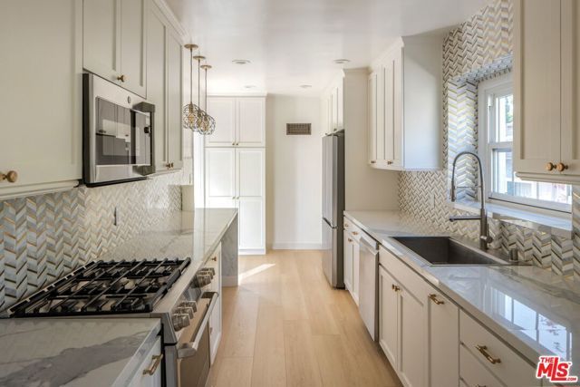 4051 Beverly Glen Boulevard, Sherman Oaks, CA 91423