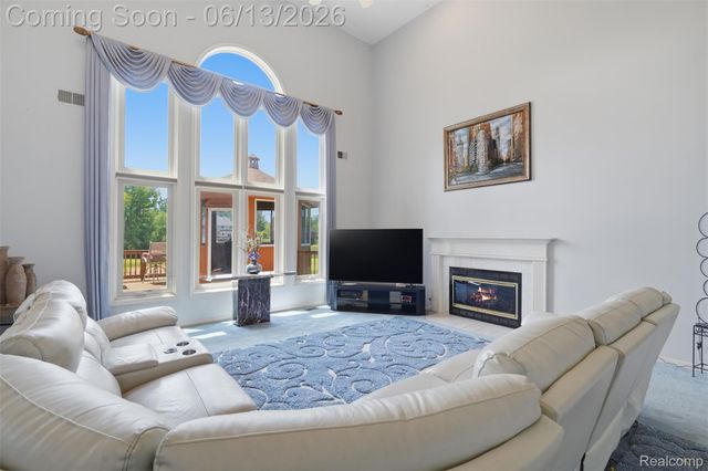 2935 Ivy Hill Drive, Commerce Charter Township, MI 48382
